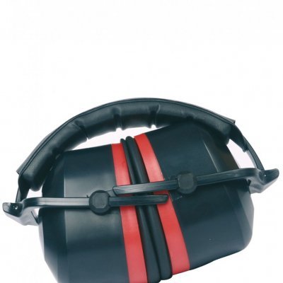 Protetores auriculares pretos com faixas vermelhas e estrutura ajustável.