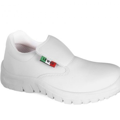 Sapato branco tipo ténis com detalhes tricolores numa lateral