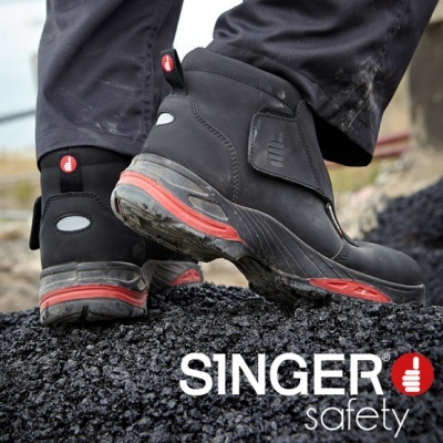 Botas de segurança pretas com detalhes vermelhos e cinzentos em terreno negro, marca SINGER safety visível