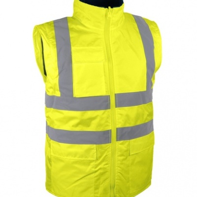 Colete de segurança amarelo fluorescente com faixas refletoras cinzentas.