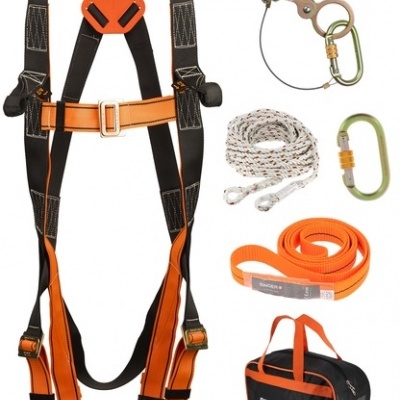 Equipamento de segurança com arnês, corda, mosquetões, cinta e bolsa