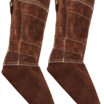 Par de polainas castanhas em pele com costuras visíveis