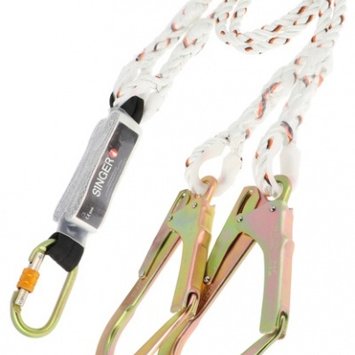 Linha de segurança branca com detalhes laranja e mosquetões metálicos