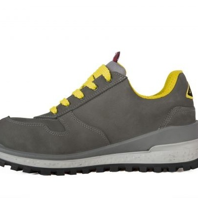 Tênis cinzento com detalhes amarelos e sola preta