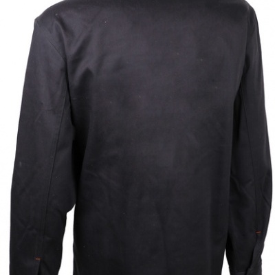 Casaco preto com gola e mangas compridas visto de trás