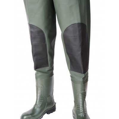 Calças impermeáveis verdes com joelheiras pretas acolchoadas e botas verdes