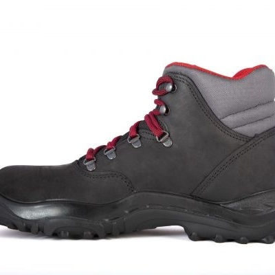 Bota de trabalho preta com atacadores vermelhos e sola antiderrapante.