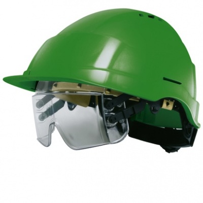 Capacete de proteção verde com viseira transparente e fundo branco