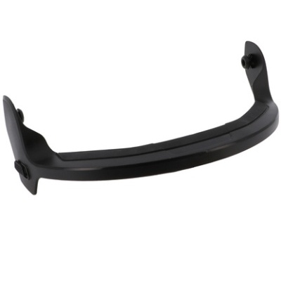 Peça preta curvada com extremidades salientes em fundo branco