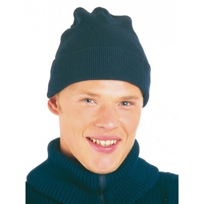 Homem com gorro e camisola de gola alta azul escuro