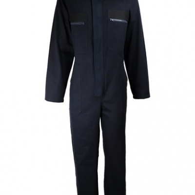 Macacão de trabalho escuro com bolsos e fechos