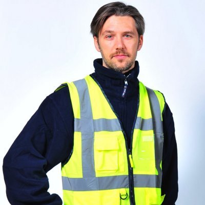 Homem com colete amarelo de alta visibilidade com faixas refletoras e camisola preta