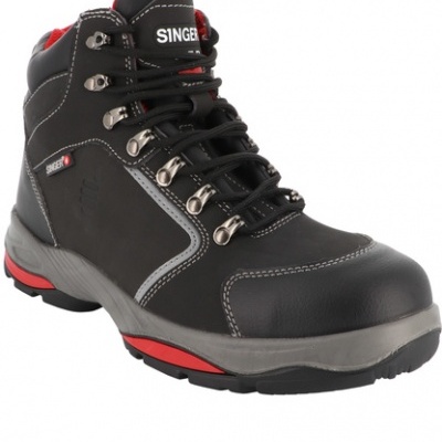 Bota de segurança preta com detalhes em cinza e vermelho da marca SINGER.