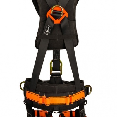 Arnês de segurança preto com detalhes em laranja e argolas metálicas
