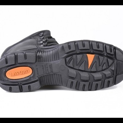 Bota preta com sola preta e detalhes laranja vista pela parte inferior