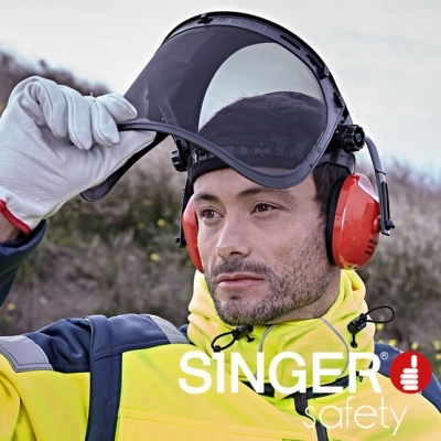 Homem com equipamento de proteção individual ao ar livre com texto SINGER safety