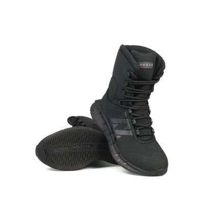Botas pretas com atacadores da marca AVORO.