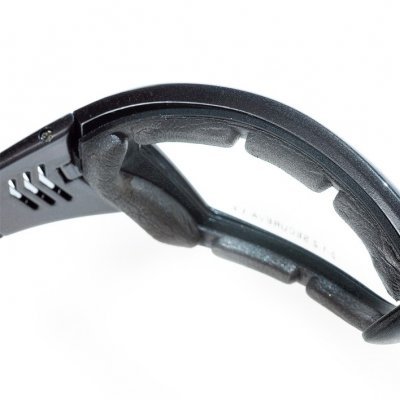 Óculos de proteção pretos com almofadas interiores em espuma