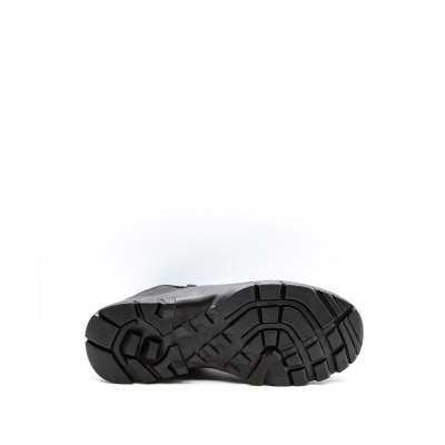 Sola preta de calçado com padrão antiderrapante em fundo branco