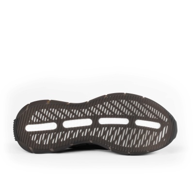 Sola preta de sapato desportivo com detalhes brancos sobre fundo branco