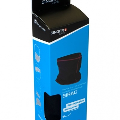 Embalagem azul e preta com protetor de pescoço preto, marca SINGER Society.