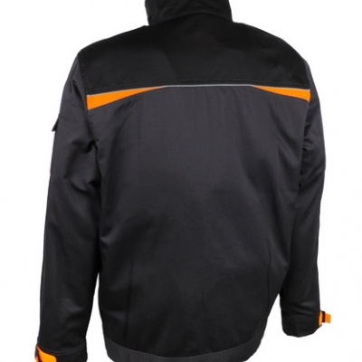Casaco de trabalho preto com detalhes em laranja e gola alta visto de costas