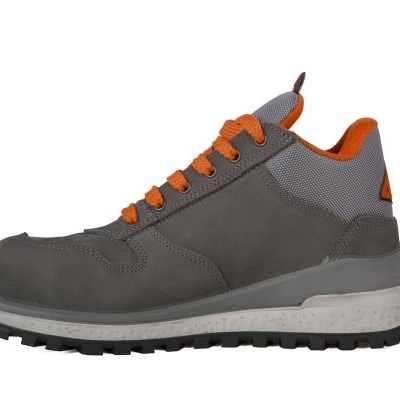 Ténis cinzentos com detalhes laranja e sola branca e preta