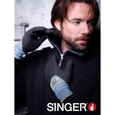 Homem com camisola preta e luvas cinza e pretas com detalhes azuis e amarelos, fundo cinzento industrial