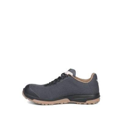 Tênis de segurança cinzento com sola castanha em fundo branco