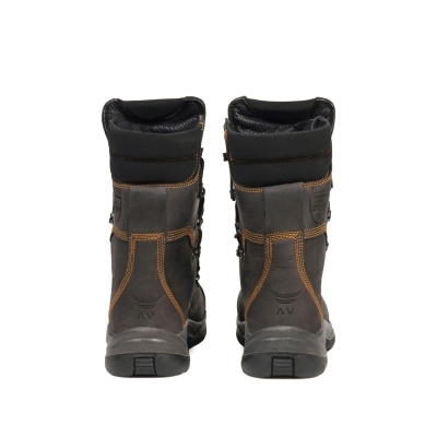 Par de botas castanhas escuras com costura laranja e acolchoado negro no topo
