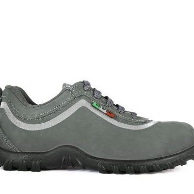 ténis de segurança cinza com sola preta e etiqueta colorida