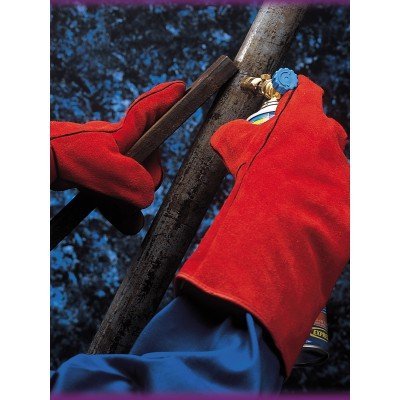 Mãos com luvas vermelhas segurando tubo metálico com válvula azul