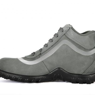 Bota cinzenta de camurça com sola preta e atacadores cinzentos