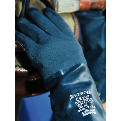 Luvas de proteção sintéticas azuis da marca SINGER com certificações no punho, em ambiente industrial