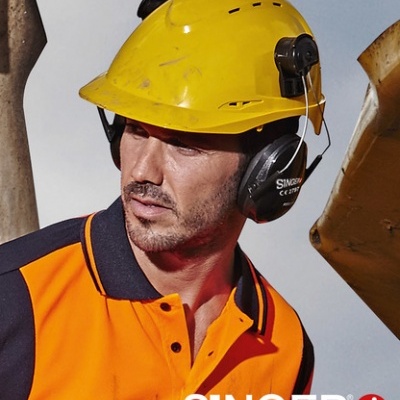 Homem com capacete de segurança amarelo e protetores auriculares