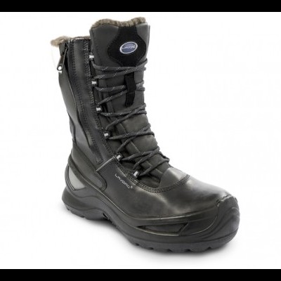 Bota preta de inverno com atacadores, fecho e sola robusta sobre fundo branco