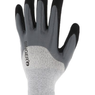 Luva de trabalho cinza com palma e dedos pretos e texto SINGER®