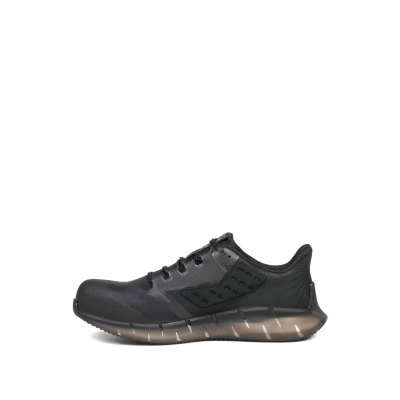 Tênis desportivo preto com sola cinzenta