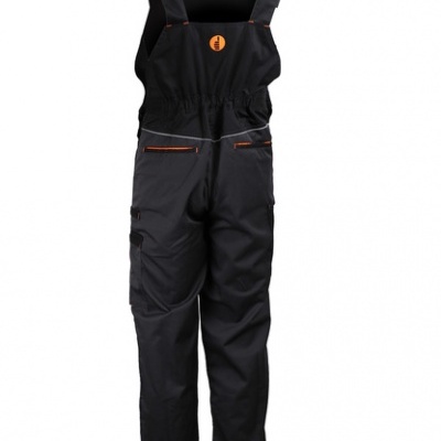 Macacão de trabalho preto com alças largas e bolso frontal em fundo branco