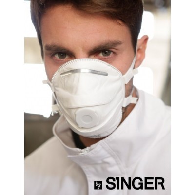 Máscara branca com válvula usada por homem em roupa branca com marca SINGER