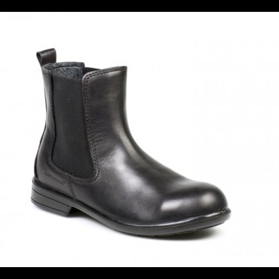 Bota preta de couro com elástico lateral e sola preta em fundo branco