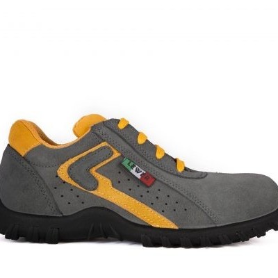 Tênis cinza com detalhes amarelos e sola preta sobre fundo branco