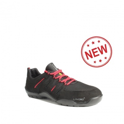 Ténis desportivo preto e vermelho com sola preta e texto LAVERO