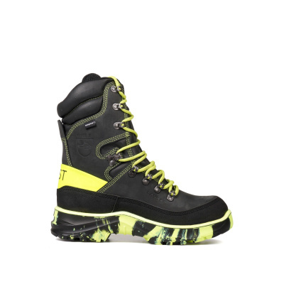 Bota preta com detalhes amarelo-fluorescentes e sola robusta