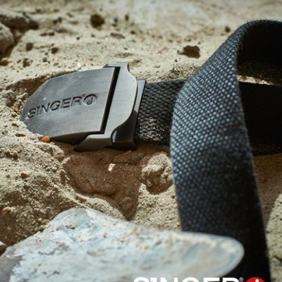 Cinto de segurança preto com fivela metálica SINGER e logótipo SINGER safety