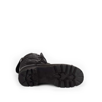 Bota preta com sola grossa antiderrapante vista de lado