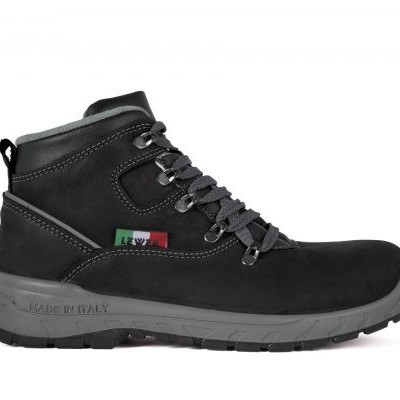 Bota de segurança preta com sola cinzenta e detalhe da bandeira italiana.