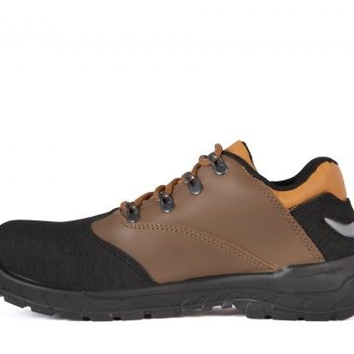 Sapato de segurança em couro castanho e preto com solado preto