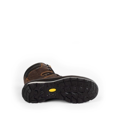 Bota de caminhada em pele castanha com sola preta antiderrapante.