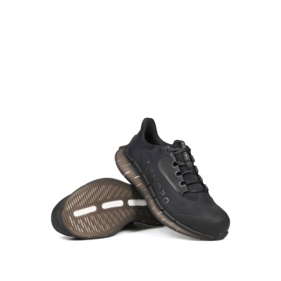 Par de sapatilhas pretas com sola castanha translúcida e recortes brancos